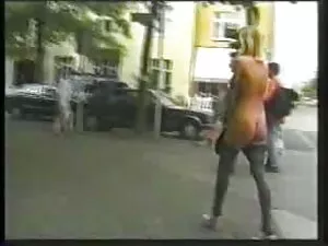 Hermosa rubia sabe a ...